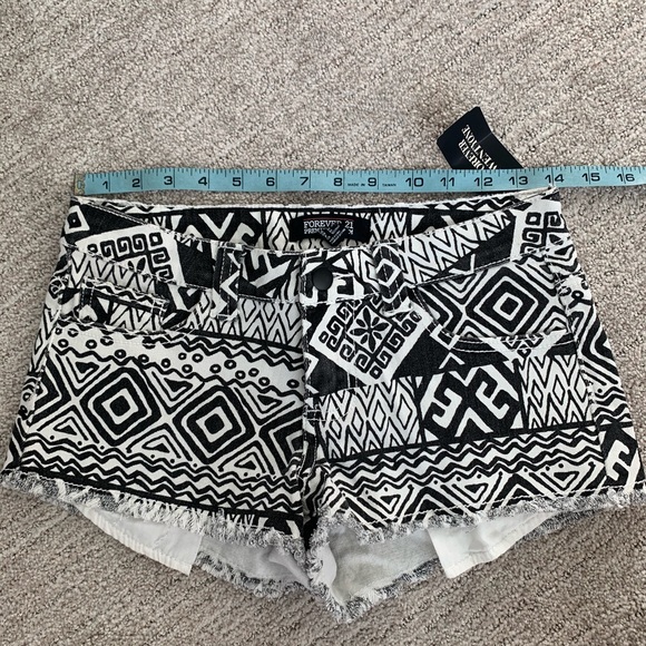 NWT F21 Aztec Print Black White Low Rise Cutoff Jean Denim Shorts 25 - Picture 8 of 9